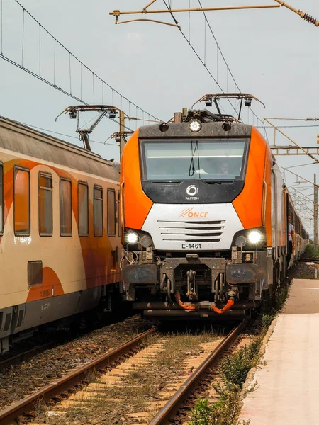 ONCF treni Fas 'taki istasyona yaklaşıyor.