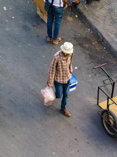 Hombre Marroquí Caminando Por Calle — Foto de Stock