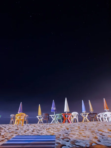 Molti Ombrelloni Con Sedie Sulla Spiaggia Notte — Foto Stock