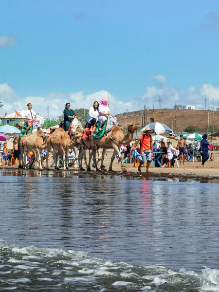 Çok az insan yaz tatillerinde deve sürüşünden zevk alır.