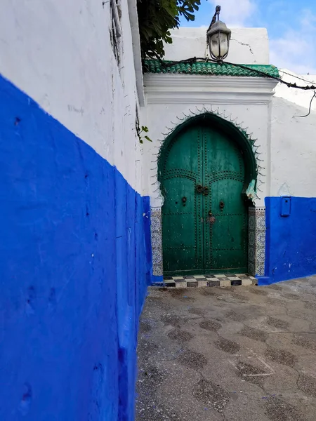 Rua Vazia Com Uma Porta Madeira Verde Medina Asilah — Fotografia de Stock
