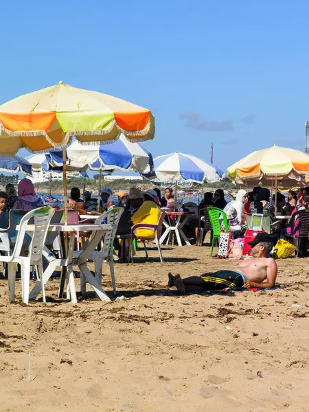 Hombre Marroquí Tendido Solo Playa Rodeado Familiares Amigos Estando Uno — Foto de Stock