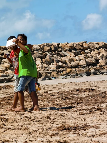 Dos Jóvenes Caminando Juntos Playa —  Fotos de Stock
