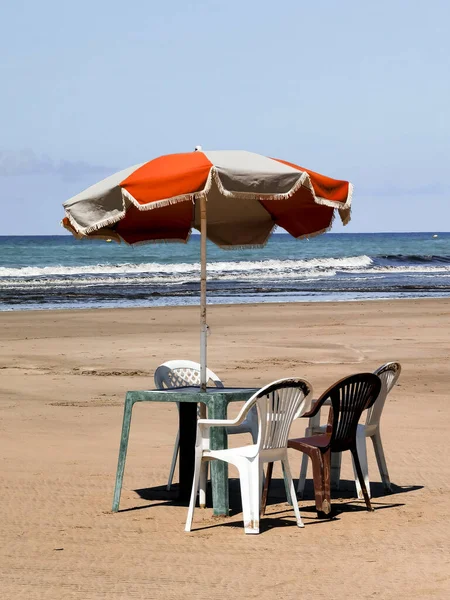 Stół Krzesłami Parasolem Marokańskiej Plaży — Zdjęcie stockowe
