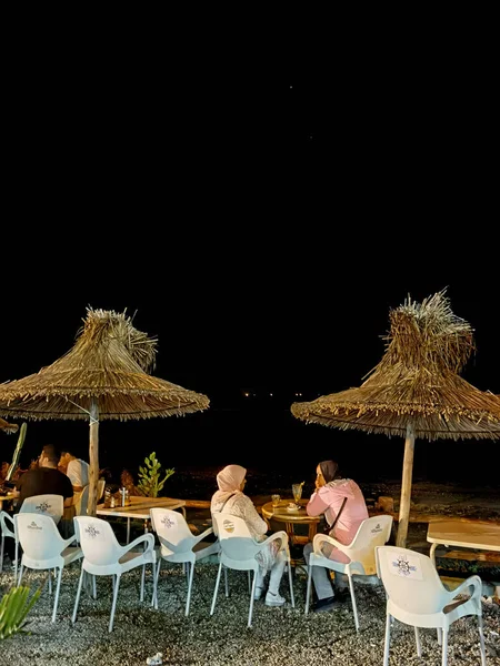 Niewielu Ludzi Spędza Noc Kawiarni Plaży — Zdjęcie stockowe