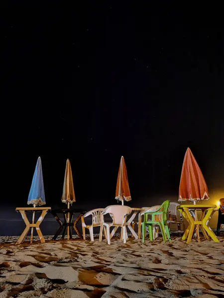 Много Зонтиков Стульями Пляже Ночью — стоковое фото