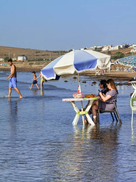 Dwie Kobiety Bawiące Się Plaży — Zdjęcie stockowe