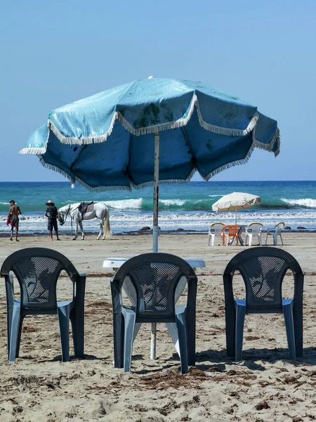 Fas Sahilinde Sandalyeli Şemsiyeli Bir Masa — Stok fotoğraf