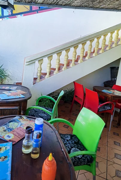 Restoranın çatısında masa ve sandalyeler.