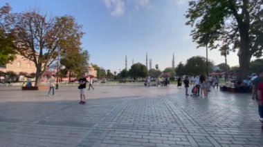 İstanbul 'daki Ayasofya Camii' nde bir sürü insan dolaşıyor