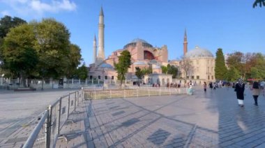 İstanbul 'daki Ayasofya Camii' nde bir sürü insan dolaşıyor