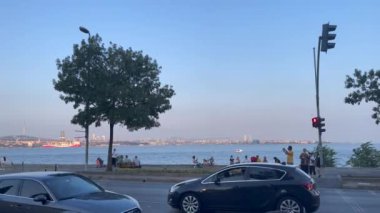 İstanbul karayollarında Boğaz nehri kıyısında düşük trafik