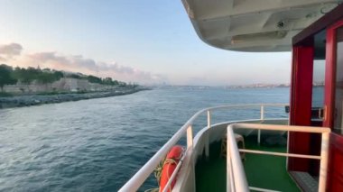 İstanbul 'un İstanbul kenti İstanbul Boğazı' nda yelken açan feribotun arkasından görülüyor.