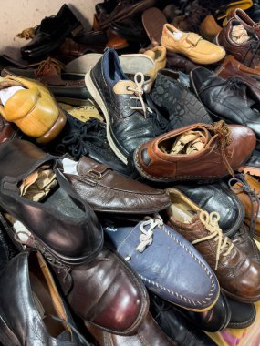 Fas 'ta ikinci el bir dükkanda kullanılmış giysi ve ayakkabı.