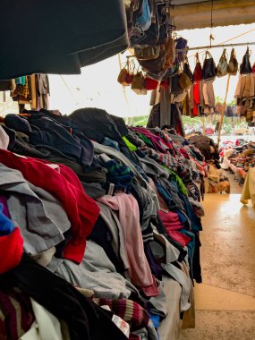 Fas 'ta ikinci el dükkanında eski giysiler.