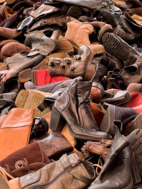 Fas 'ta ikinci el bir dükkanda kullanılmış giysi ve ayakkabı.