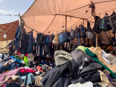 Fas 'ta ikinci el dükkanında eski giysiler.