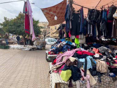 Fas 'ta ikinci el dükkanında eski giysiler.