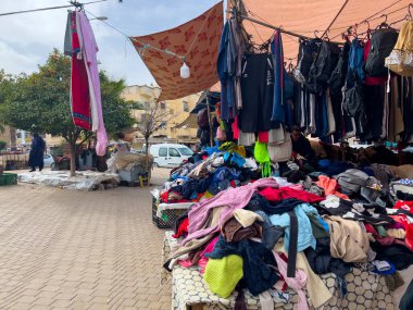 Fas 'ta ikinci el dükkanında eski giysiler.