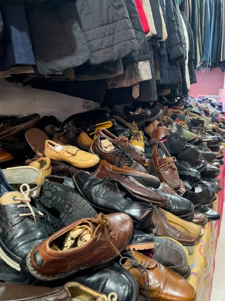 모로코의 수납장에서 신발을 사용하는 — 스톡 사진