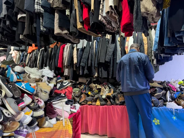모로코의 선소에서 신발을 고르는 — 스톡 사진