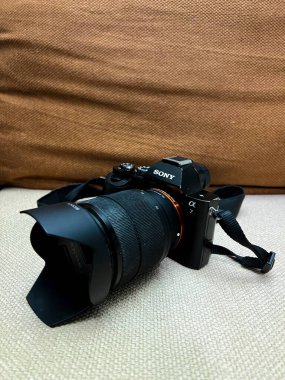 Siyah Sony Alpha 7 Mark I, üzerinde 20-70 mm lens var.