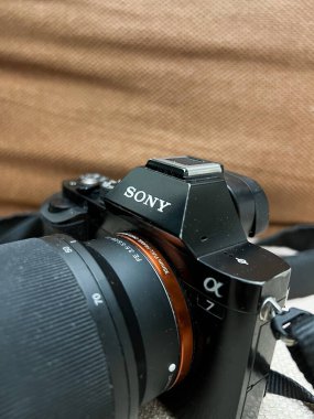 Siyah Sony Alpha 7 Mark I, üzerinde 20-70 mm lens var.