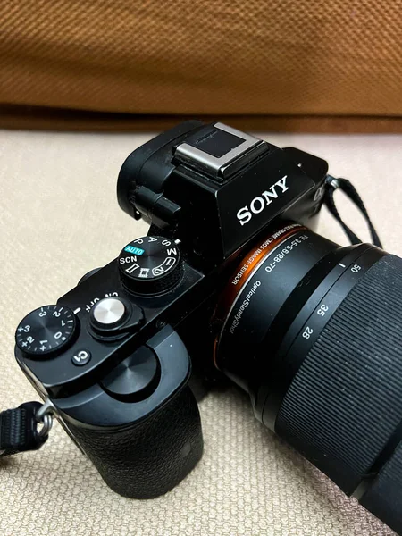 Zwarte Sony Alpha Mark Met Lens Eraan Bevestigd — Stockfoto