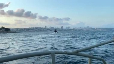 İstanbul 'u İstanbul Boğazı' ndaki bir feribotun arkasından görmek