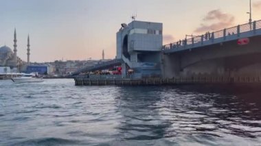 İstanbul 'da bir köprünün altından geçen bir teknenin görüntüsü