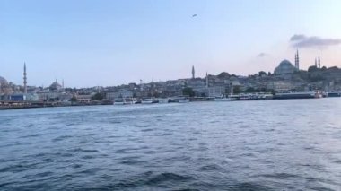 İstanbul 'un İstanbul kenti İstanbul Boğazı' nda yelken açan feribotun arkasından görülüyor.