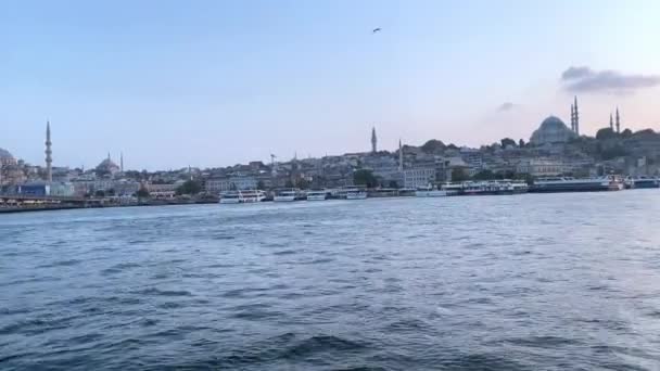 Вид Стамбул Стороны Парома Плывущего Реке Босфор — стоковое видео