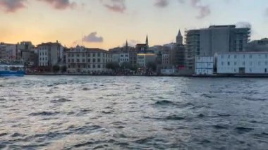İstanbul 'u İstanbul Boğazı' ndaki bir feribotun arkasından görmek