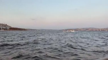 İstanbul 'un İstanbul kenti İstanbul Boğazı' nda yelken açan feribotun arkasından görülüyor.