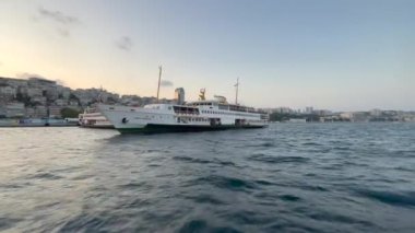 İstanbul 'da İstanbul Boğazı' na park edilmiş büyük bir tekne.