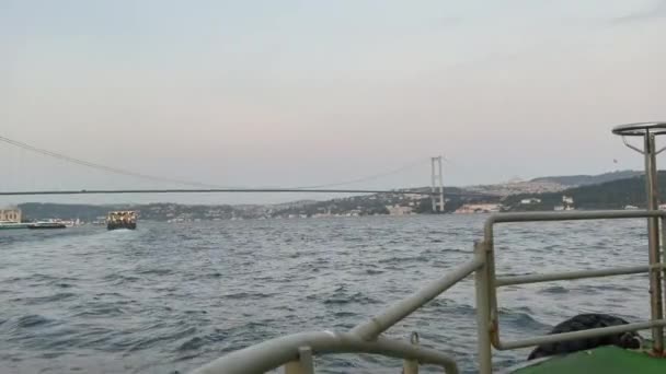 イスタンブールのボスポラス川を航行する商船 — ストック動画