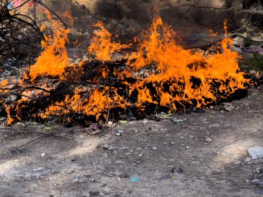 Zehirli yangın dışarıda çöp yakıyor.