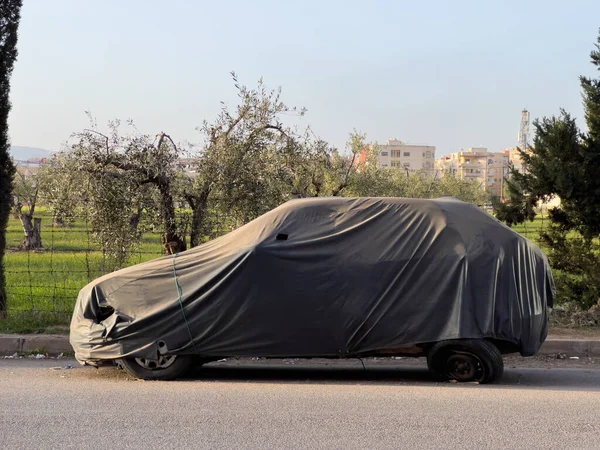Неузнаваемый Автомобиль Покрытый Защитной Тканью Открытом Воздухе — стоковое фото