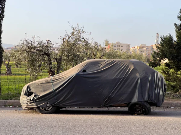 Неузнаваемый Автомобиль Покрытый Защитной Тканью Открытом Воздухе — стоковое фото