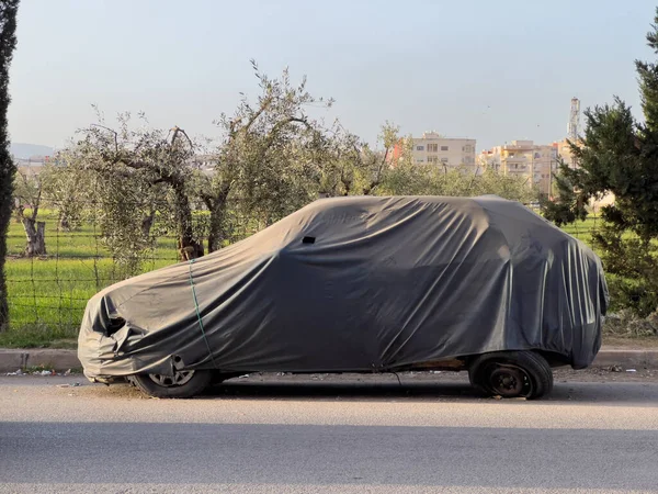 Неузнаваемый Автомобиль Покрытый Защитной Тканью Открытом Воздухе — стоковое фото