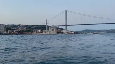 Arka planda Boğaz Köprüsü olan Ortaklık Camii