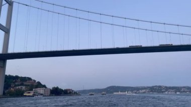 İstanbul Boğaz Köprüsü manzarası daha düşük