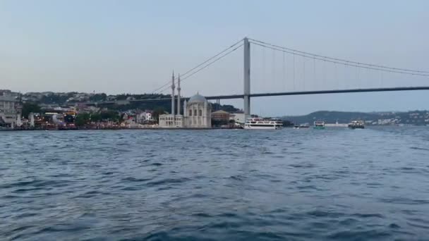 Ortakova Mešita Mostem Bosphorus Pozadí — Stock video