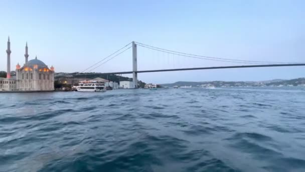 Мечеть Ортаки Босфорским Мостом Заднем Плане — стоковое видео