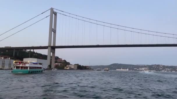 イスタンブールのボスポラス川を航行するフェリーからの眺め — ストック動画