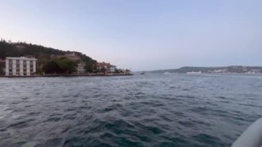 İstanbul 'un İstanbul kenti İstanbul Boğazı' nda yelken açan feribotun arkasından görülüyor.