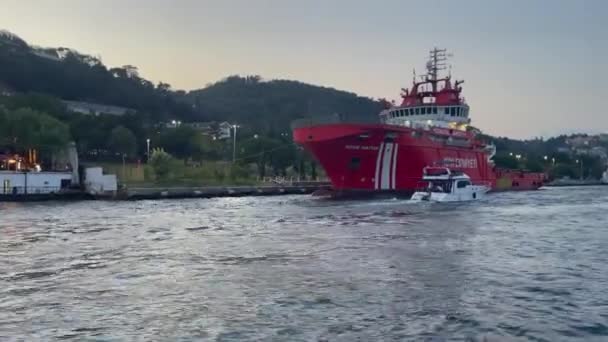 Kiyi Emniyetiボートはイスタンブールのボスポラス川に停められました — ストック動画