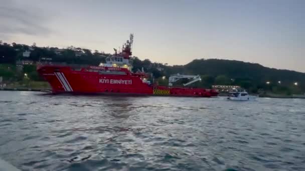 Kiyi Emniyetiボートはイスタンブールのボスポラス川に停められました — ストック動画