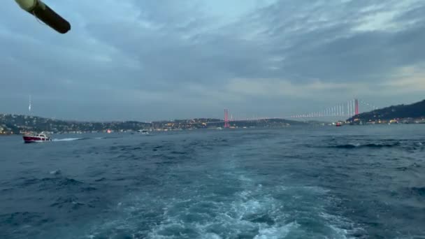 Vista Cidade Istambul Partir Parte Trás Barco Vela Rio Bósforo — Vídeo de Stock