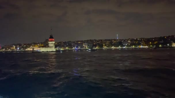 イスタンブールのボスポラス川の夜のオルタキー モスクのフェリーからの眺め — ストック動画